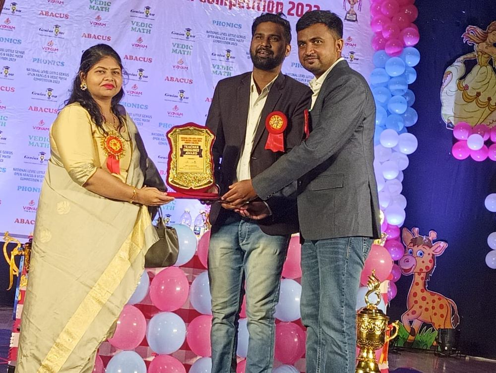 Mayuri Pachghare receiving Teacher Excellence Award on stage
